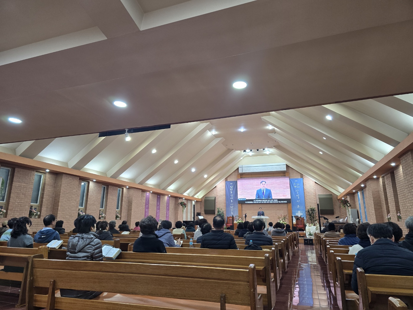 잠실남현교회는 새벽예배가 꾸준한 교회입니다.